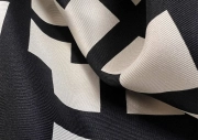jedwab-twill-sygnowany-czarno-bialy-geometryczny-wzor-3.webp