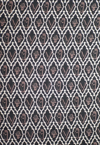 krepa-jedwabna-w-stylu-valentino-motyw-symboliczny-4.webp