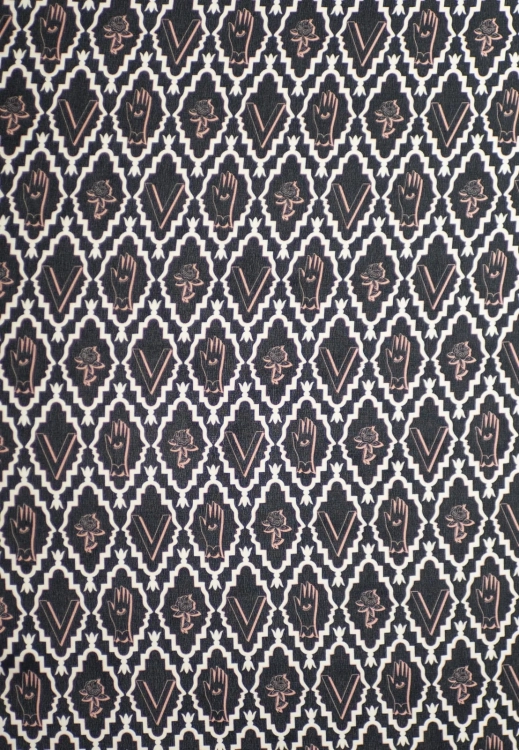 krepa-jedwabna-w-stylu-valentino-motyw-symboliczny-4.webp