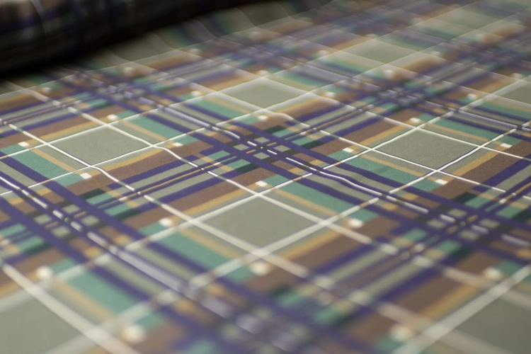 szyfon-jedwabny-krata-w-stylu-tartan-3.webp