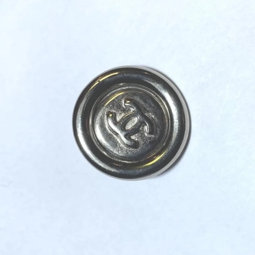 srebrne-guziki-z-logotypem-1.webp