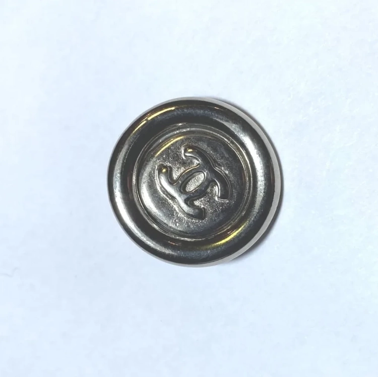 srebrne-guziki-z-logotypem-1.webp