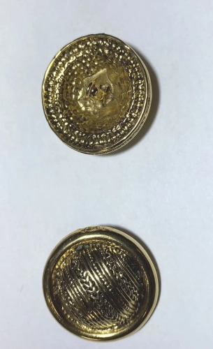 zlote-guziki-z-przeplatanym-wzorem-33mm-2.webp