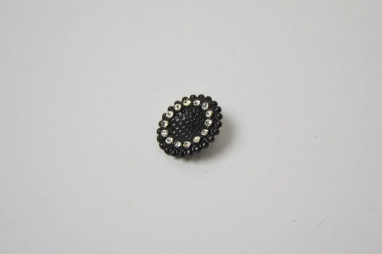 Guzik metalowy z cyrkoniami 25mm czarny i pudrowy róż